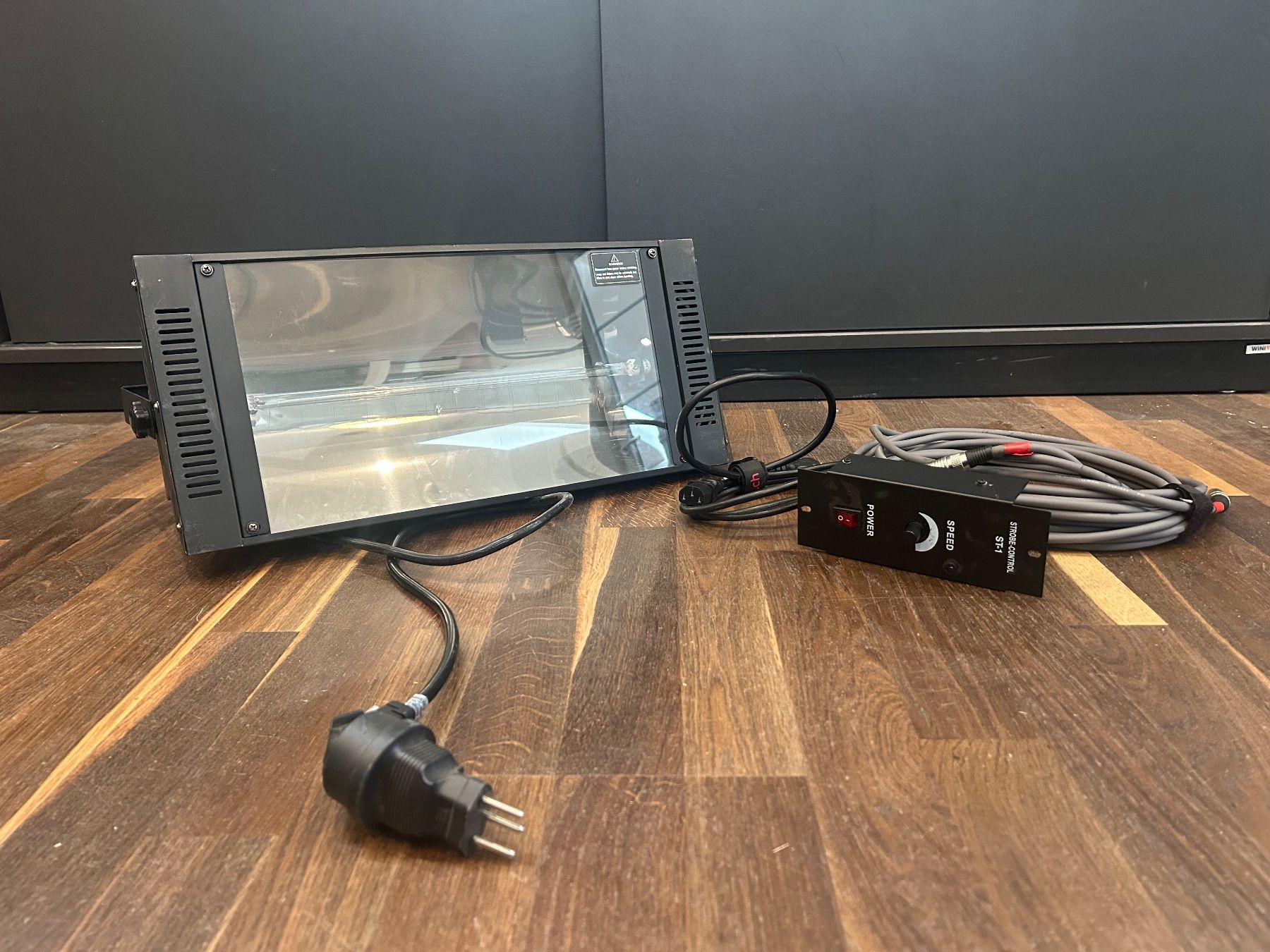 Lampade: Eurolite DMX Superstrobe 2700 – Usato da Effretikon venduto da lichtundmusik_GmbH
