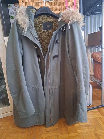 Maje parka kaki chaude fourrée taille 3. Superbe état!