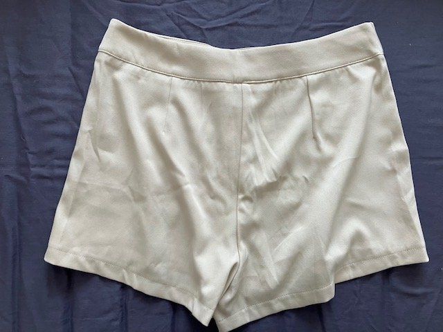 Shein Pantaloni: Short d'été chic, couleur beige clair T L – Usato da Marin-Epagnier venduto da rchouchouu 1