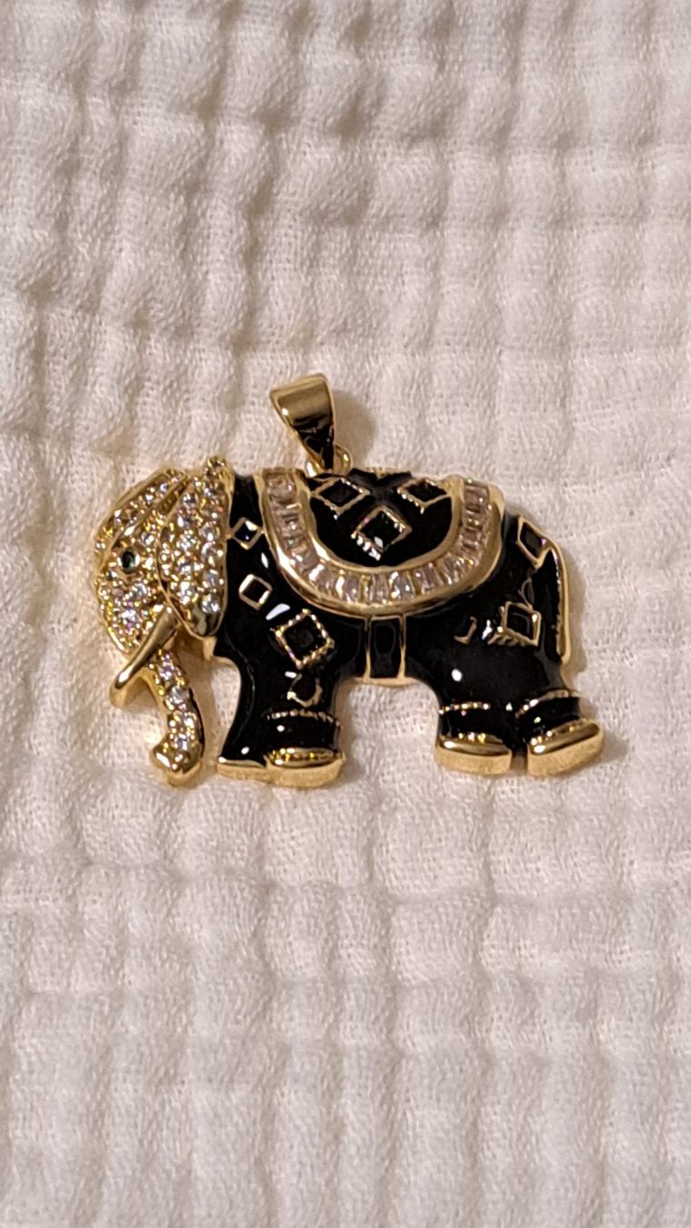 Ciondoli: pendentif éléphant noir avec chaîne dorée – Nuovo (secondo la descrizione) da Chêne-Bourg venduto da n4r_7kyb 1