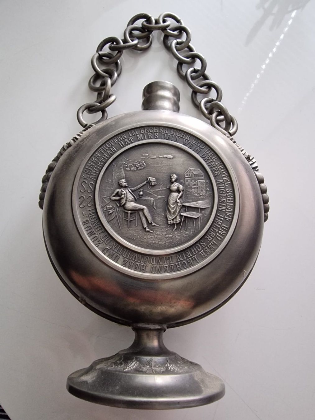 Tutte le decorazioni: Alte Zinnflasche mit Kette – Usato da St. Gallen venduto da coral191