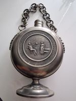 Alte Zinnflasche mit Kette