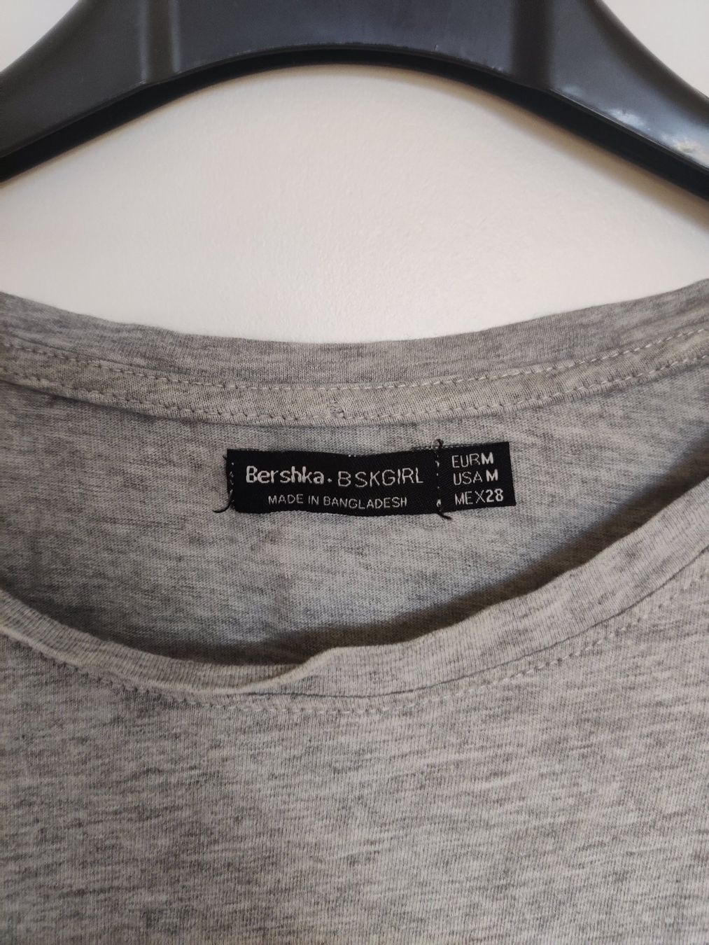 Bershka T-Shirts: Graues Crop Top mit süssem Print, Gr. M – Gebraucht aus Birmensdorf ZH von Nebuliane 2