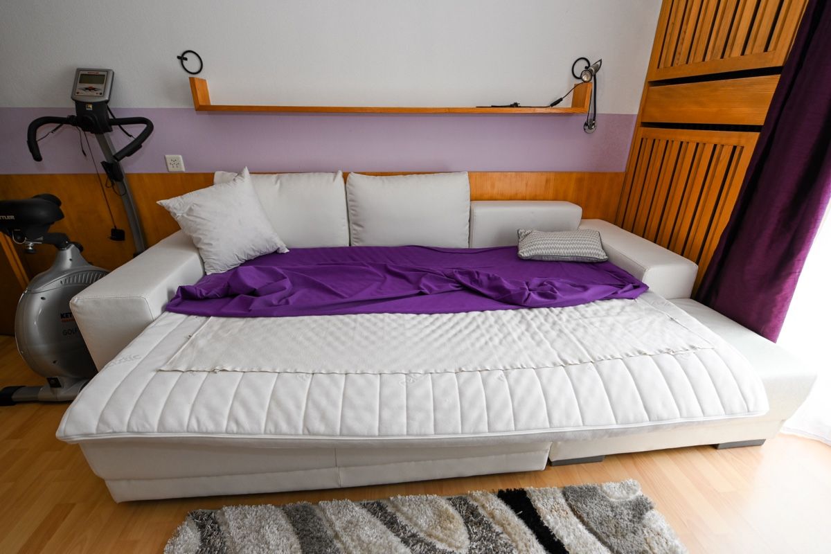 Divani: Weiss Kunstleder Sofa mit Bettfunktion, top Zustand! – Usato da Rombach venduto da JMP_Aloha