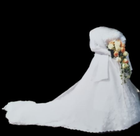 Wunderschönes Brautkleid mit Stickereien und langer Schleppe