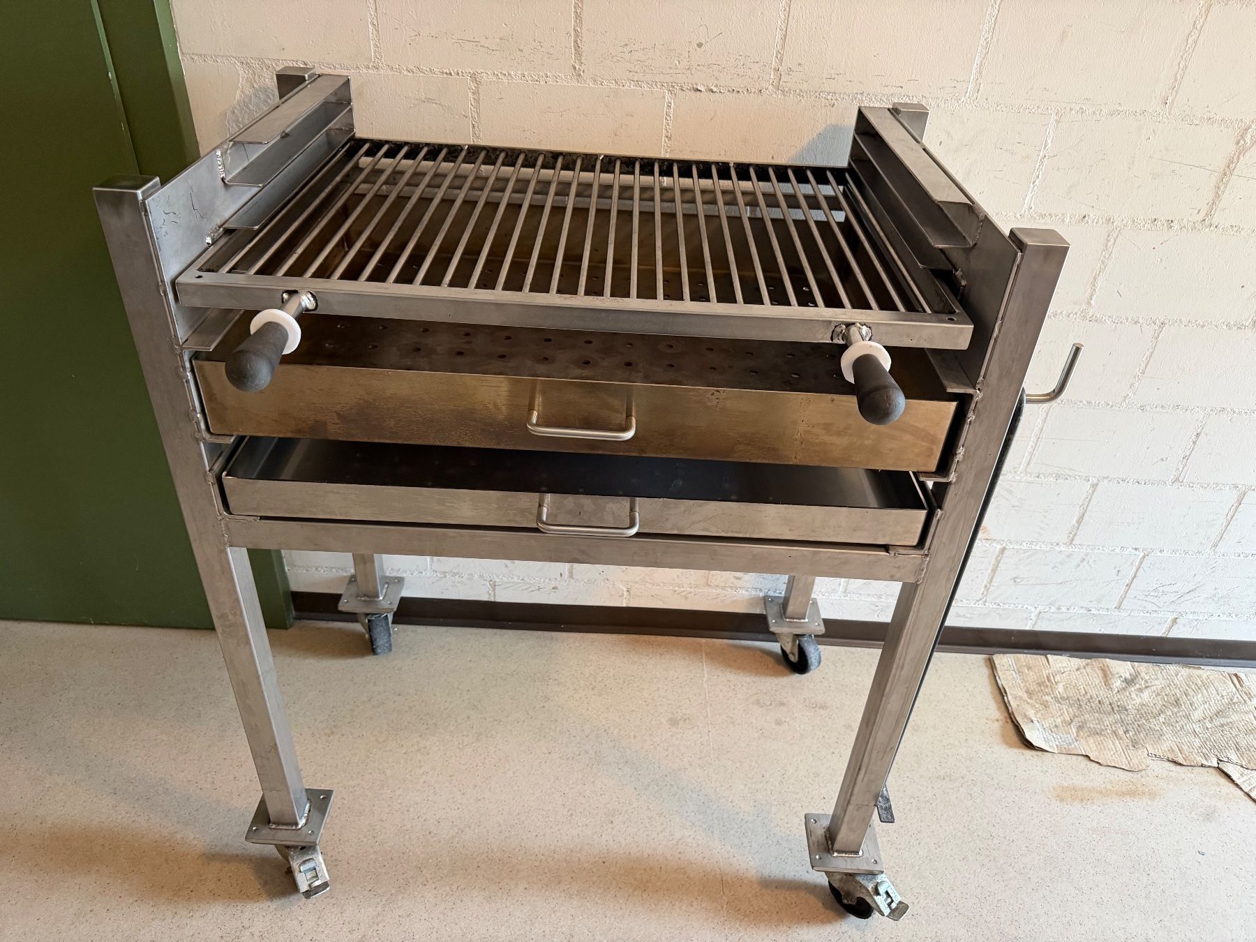 Grills: Profi-Gastro Holzkohle Grill – Gebraucht aus Bremgarten AG von lla_d8qx 6