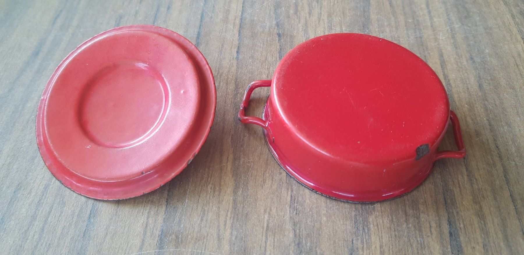 Giocattoli: Puppenstube Topf Emaille rot antik – Usato da Mörschwil venduto da antiksalon 9