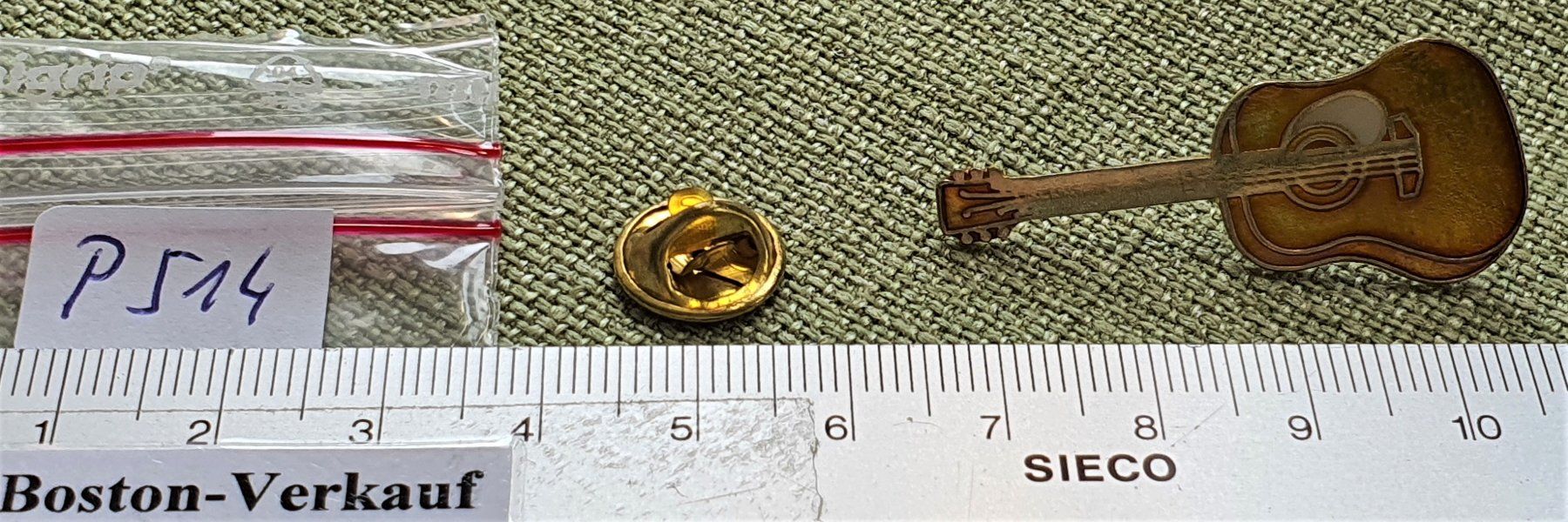 Placchette & Badge: P514 - Pin Gitarre – Usato da Reinach BL venduto da Boston-Verkauf 1