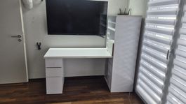 Moderner Schreibtisch in Weiss – Viel Stauraum + Regal