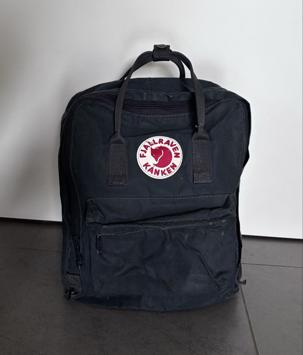 Fjällräven Zaini: Fjällräven Kanken Rucksack in Navy Blue – Usato da Dörflingen venduto da liviaaa.w