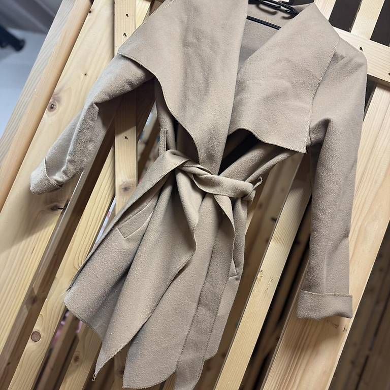 Cappotti: Frühlings-Trench-Coat – Usato da Cham venduto da VStore 1