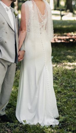 Brautkleid weiss Fit and Flare mit Spitze und Perlencape