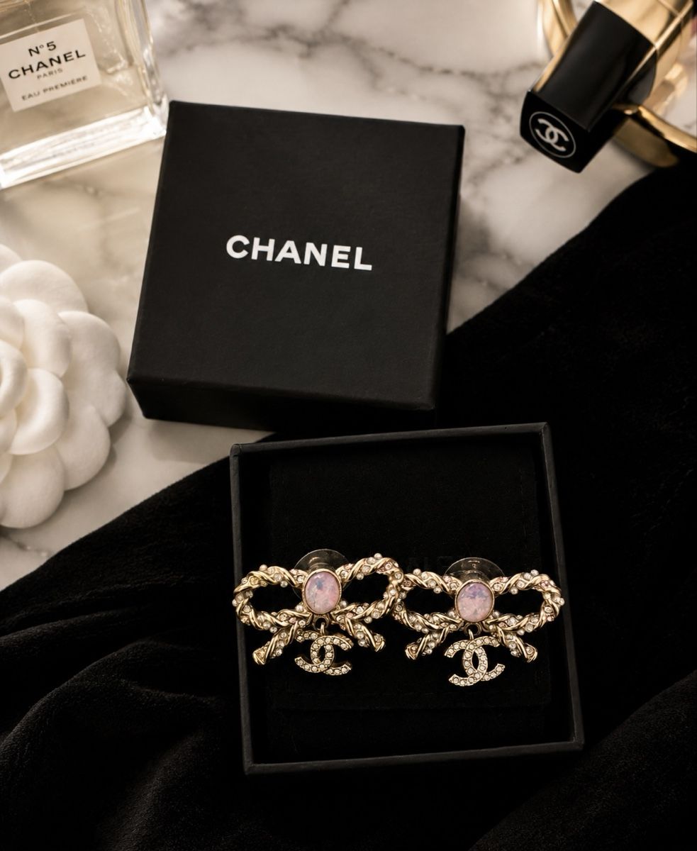 Chanel Orecchini pendenti & Orecchini a lobo: CHANEL BEAUTÉ Bow Earrings Rosa Stein & Strass – Usato da Dörflingen venduto da Raskan