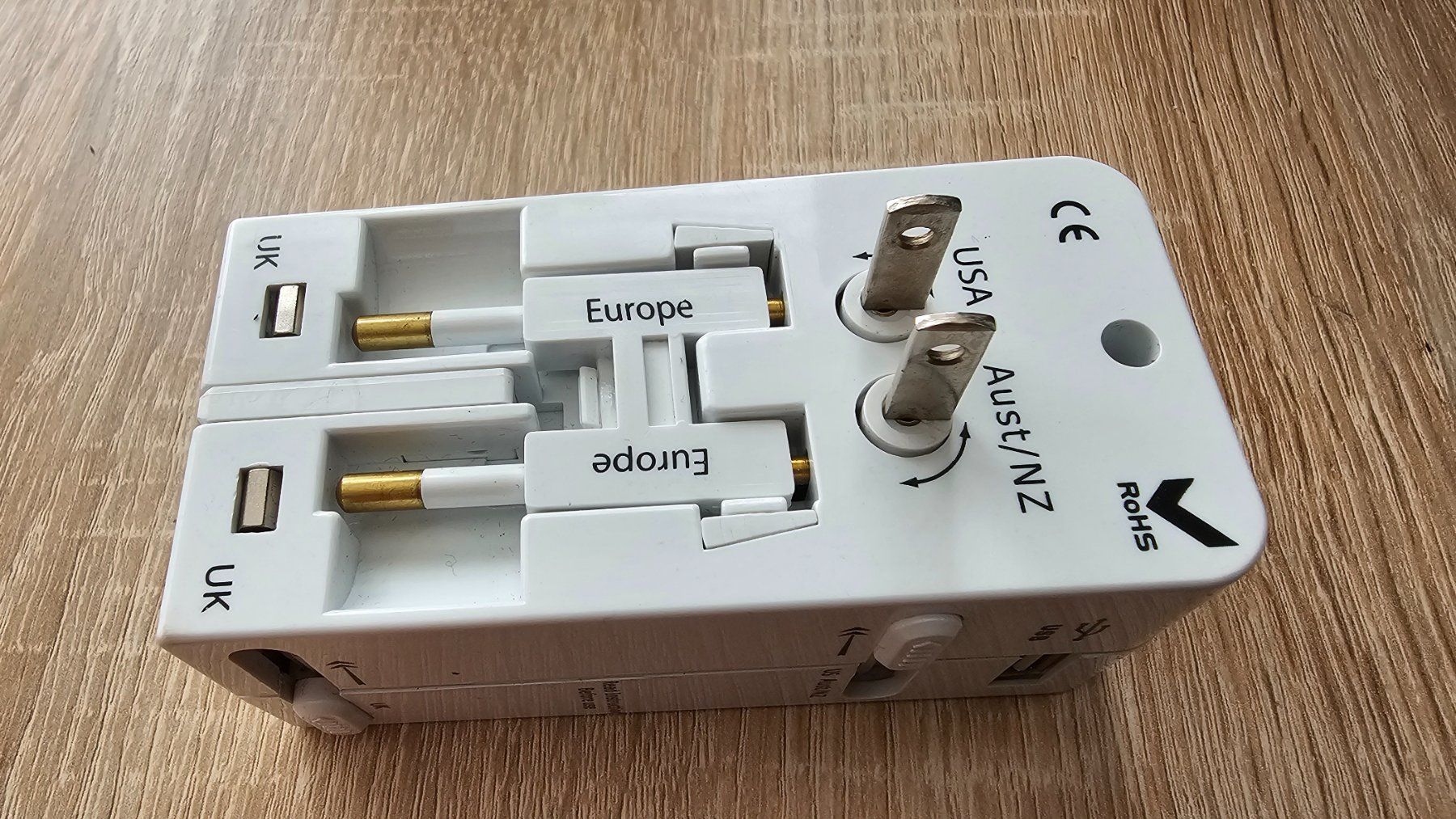 Unità & Adattatore: Reiseadapter Worldwide mit USB Anschluss – Usato da Adlikon b.Regensdf venduto da Cappo 7