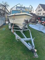 Boot mit Anhänger und Motor