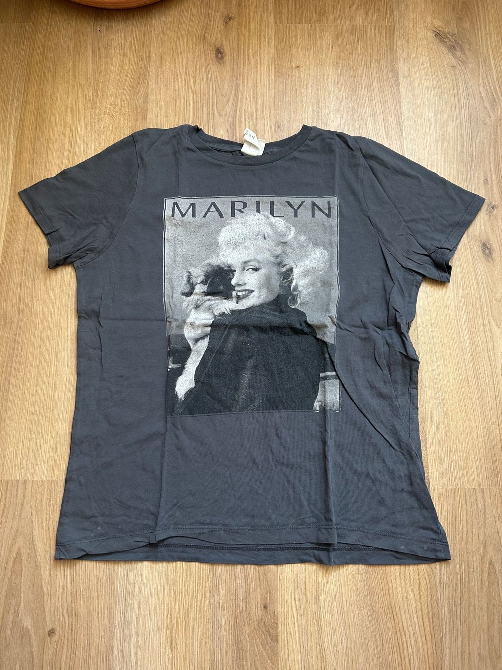 H&M T-Shirts: T-shirt imprimé gris vintage – Gebraucht aus Delémont von elena_neuhaus