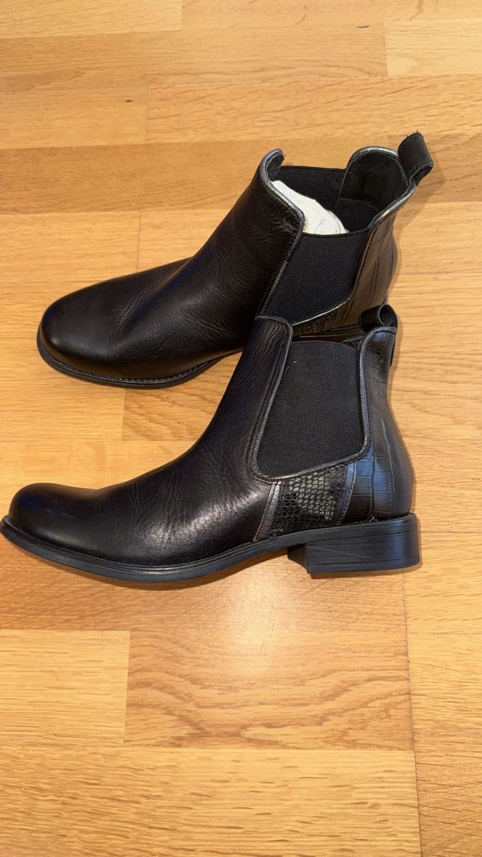 Chaussures femmes: Stiefelette, schwarz, 38 – D'occasion à Gümligen par morticiaaddams 2