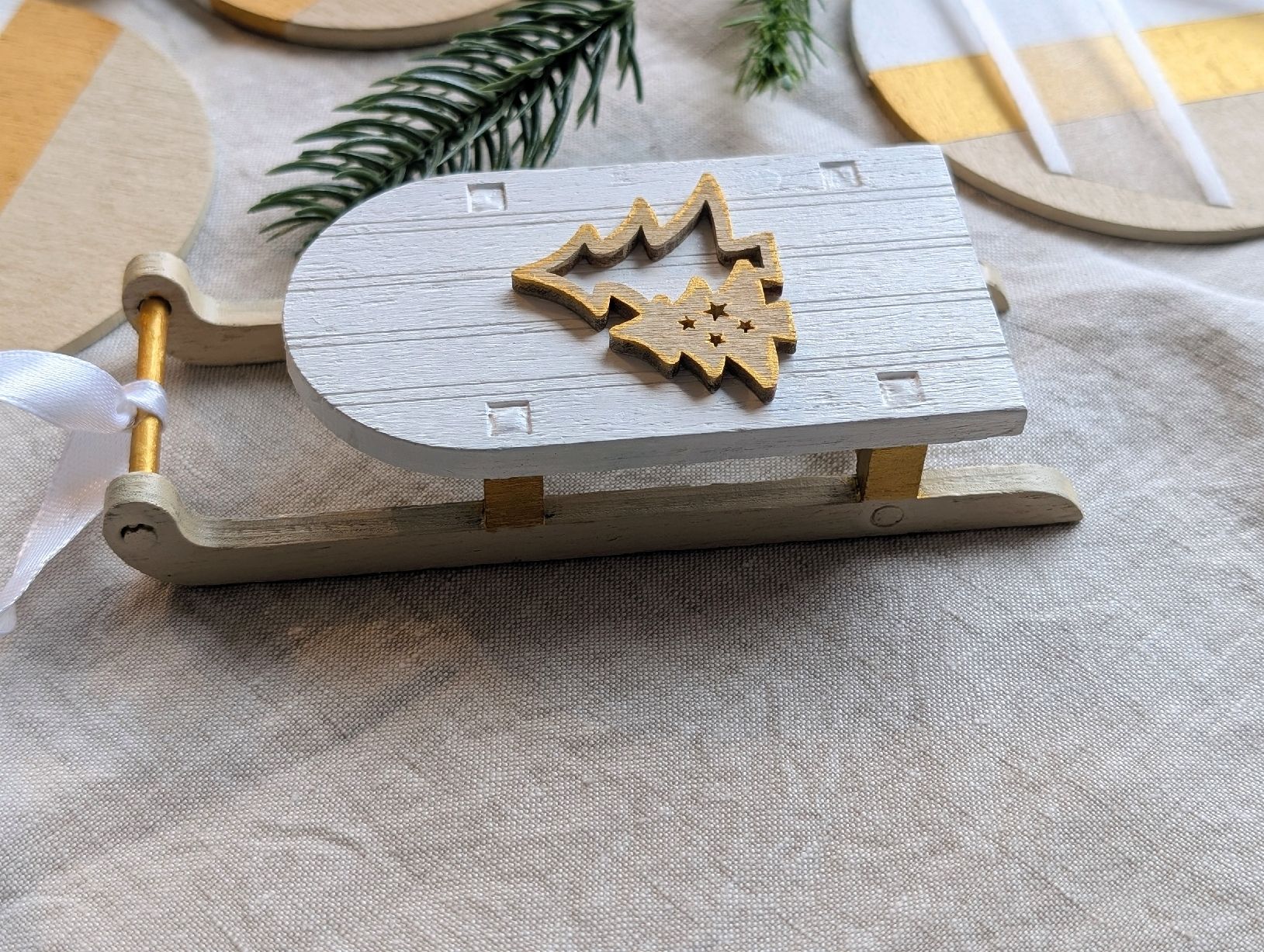 Tutte le decorazioni: Hand Painted Christmas Ornaments Set, White Gold Tree Decor – Nuovo e nell'imballaggio originale da Winterthur venduto da LaVieColor 1