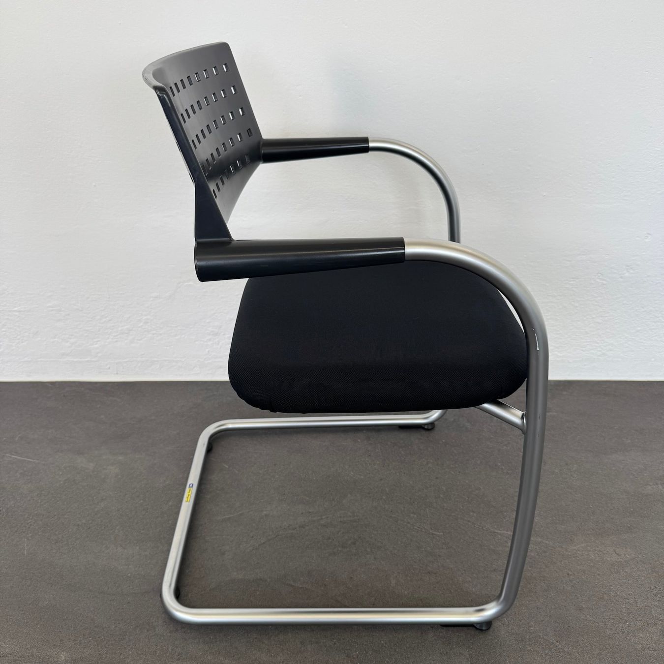 Vitra Sedie: Vitra Visavis Freischwinger - Schwarz-Silbergrau – Usato da Schönenwerd venduto da mcofficeshop 2