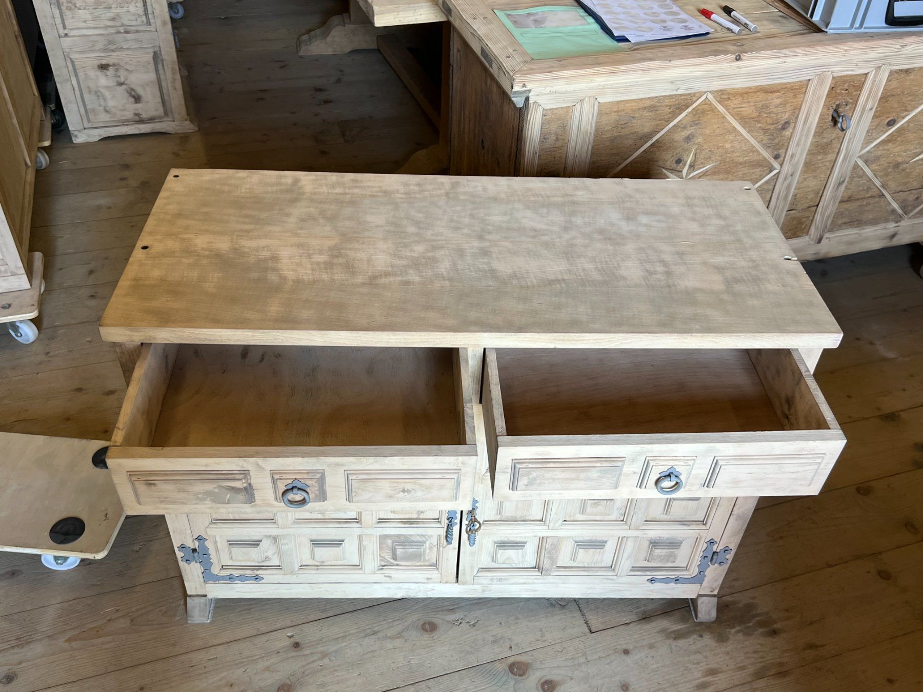 Credenze: ART 1075-H Meuble espagnol sablé – Usato da Pont-La-Ville venduto da BCMGLEAL 3
