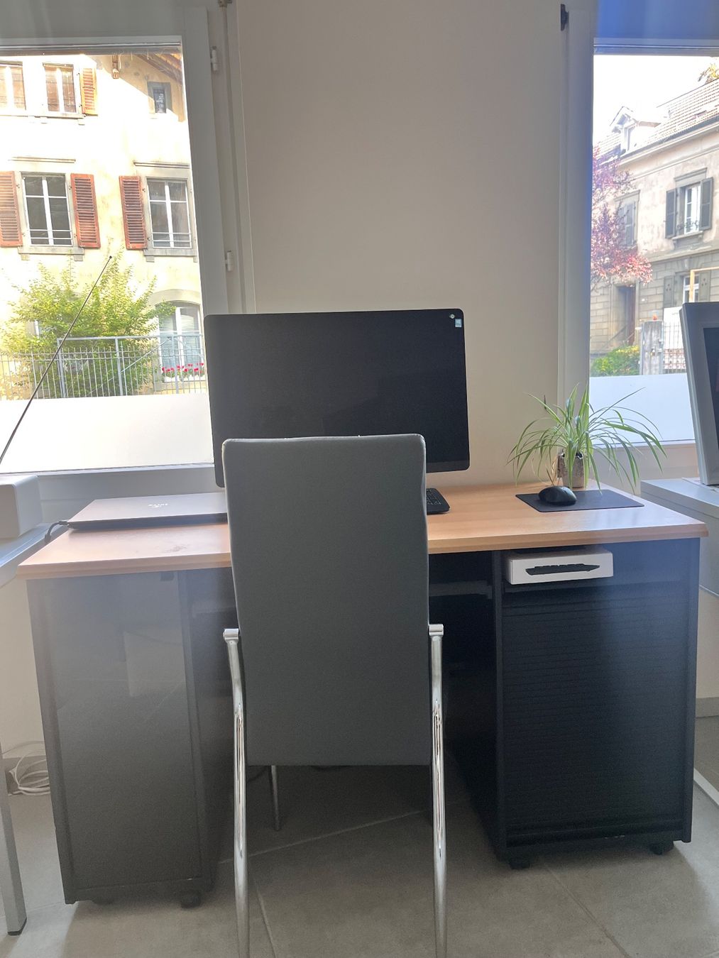 Bureaux: Schwarzer Schreibtisch mit Holzplatte – D'occasion à Bern par ewa_8csp