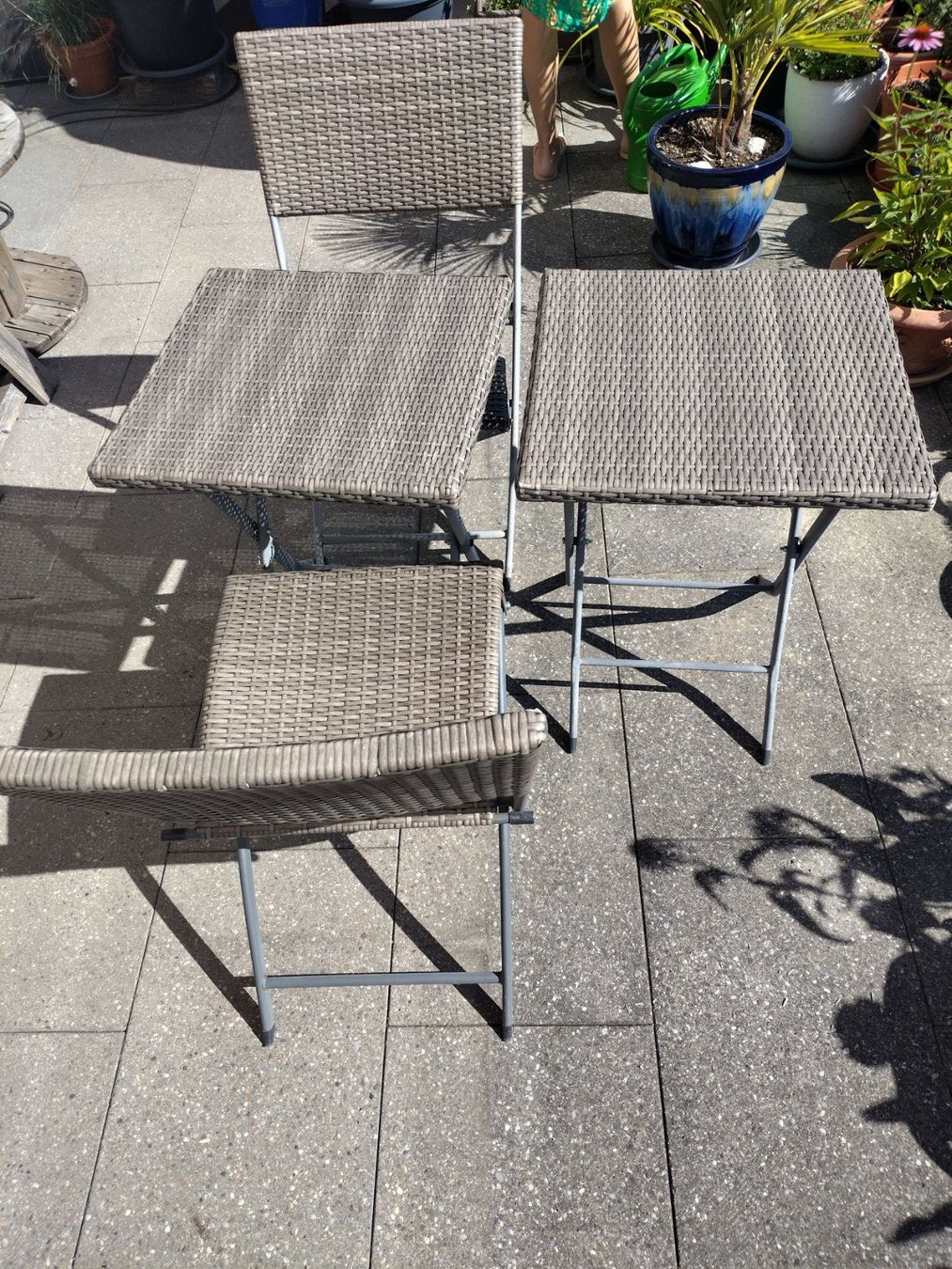 Tischset: Klappstuhl und Tisch – Gebraucht aus Hausen am Albis von Adiwettstein