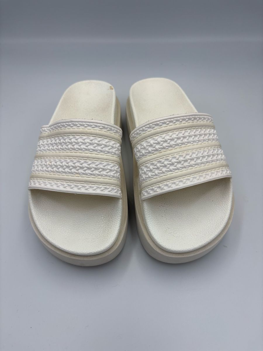 Adidas Damenschuhe: Adilette Bonega Grösse 38, weiss – Gebraucht aus Winterthur von Lepetitprince18