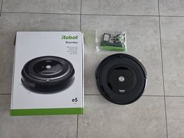 iRobot Roomba e5 e5158 mit Ladestation, Ersatzteilen und OVP