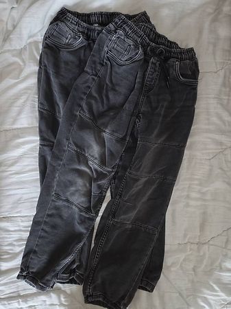 4 Hosen 134/140 und 2 Hosen 140