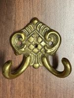 Ornamentaler GUSSMESSING-DOPPEL-WANDHAKEN / 1910-1920 / Top