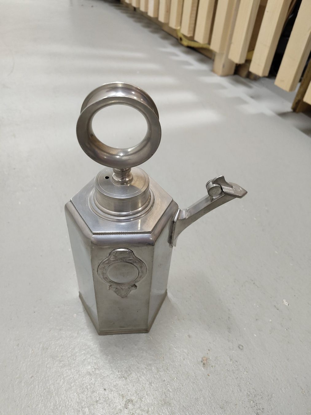 Caraffe: Zinnkrug mit Wappen – Usato da Ronco sopra Ascona venduto da ghurli