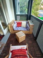 Ensemble de balcon : canapé et table basse en bois