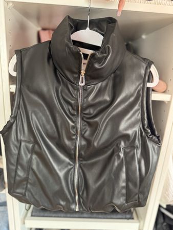 Bershka Puffer Weste in Leder-Optik, Schwarz, XS