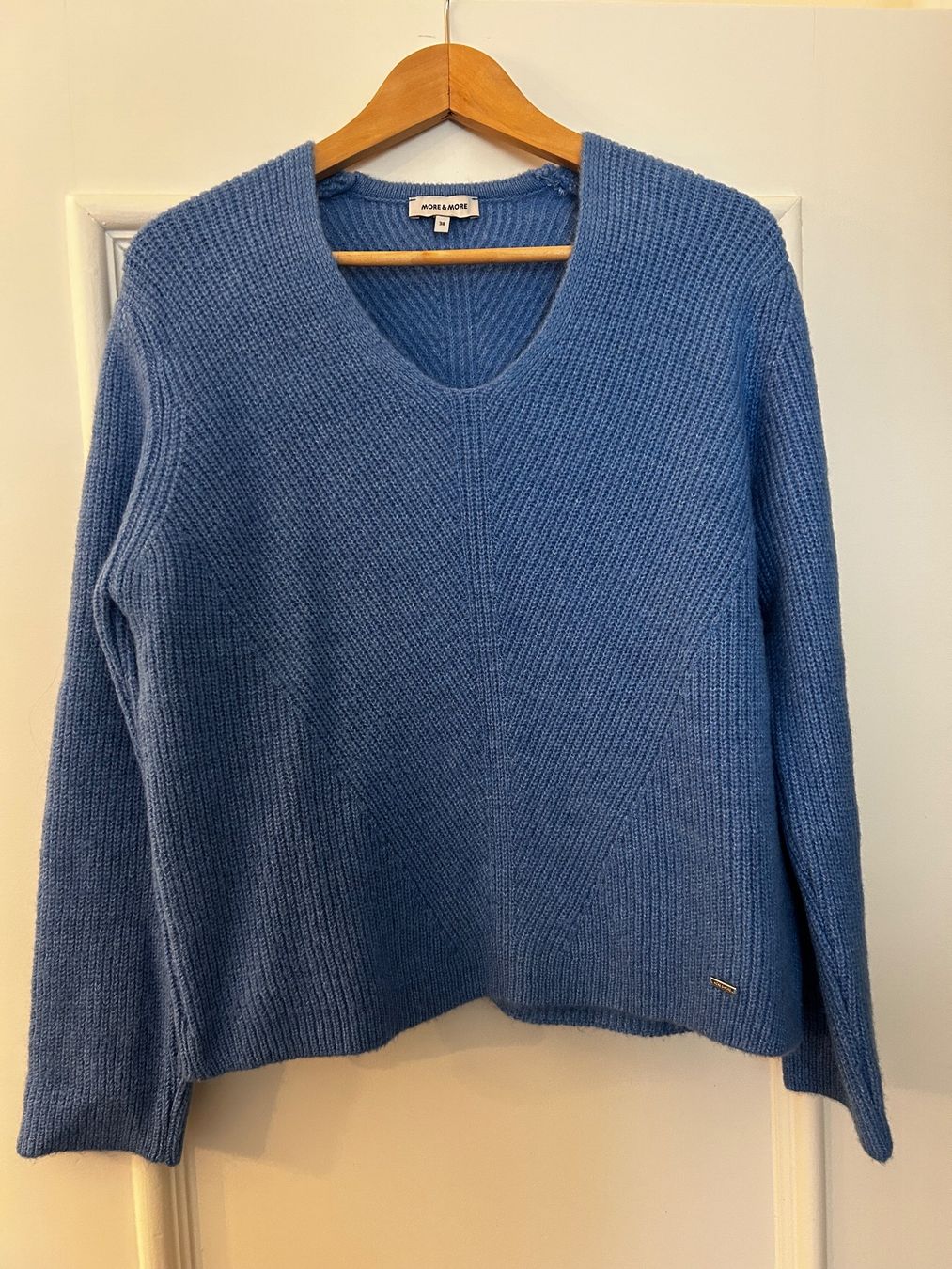 More & More Maglioni & Felpe: MORE & MORE Pullover: Gr. 38, hellblau, V-Ausschnitt (neu) – Nuovo (secondo la descrizione) da Basel venduto da Interstellar85 2