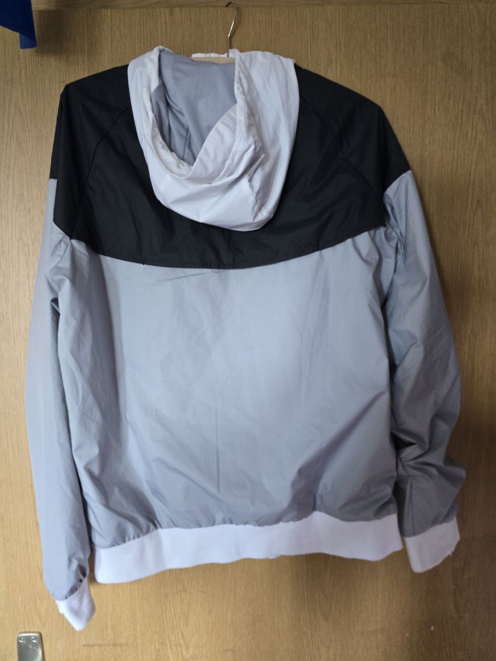 Nike Giacche: Neuwertige Nike Regenjacke – Nuovo (secondo la descrizione) da Bronschhofen venduto da dvnb 1