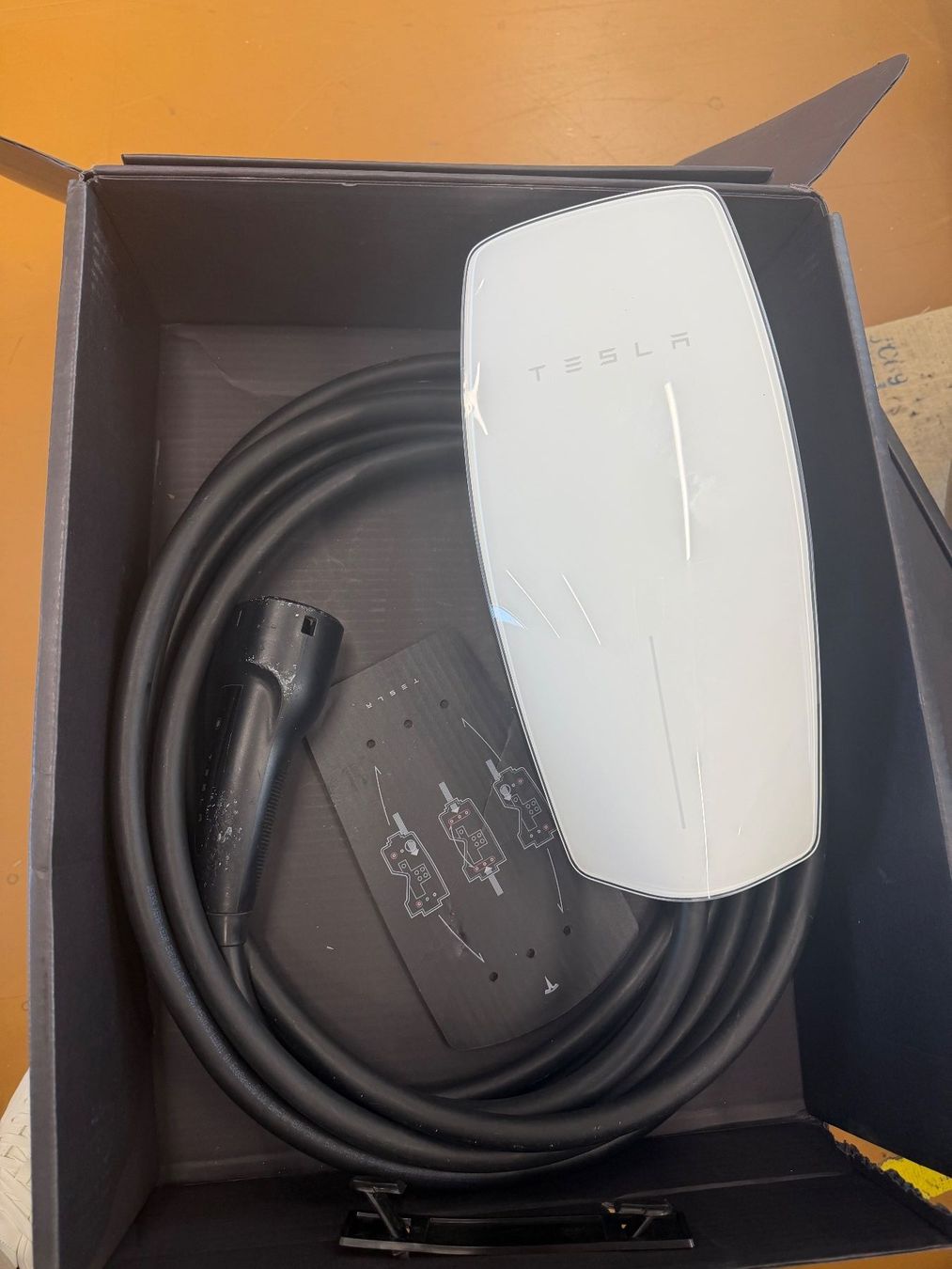 Tesla Batterie-Ladegeräte: Tesla Wall Connector – Gebraucht aus Dietlikon von ComdatAG