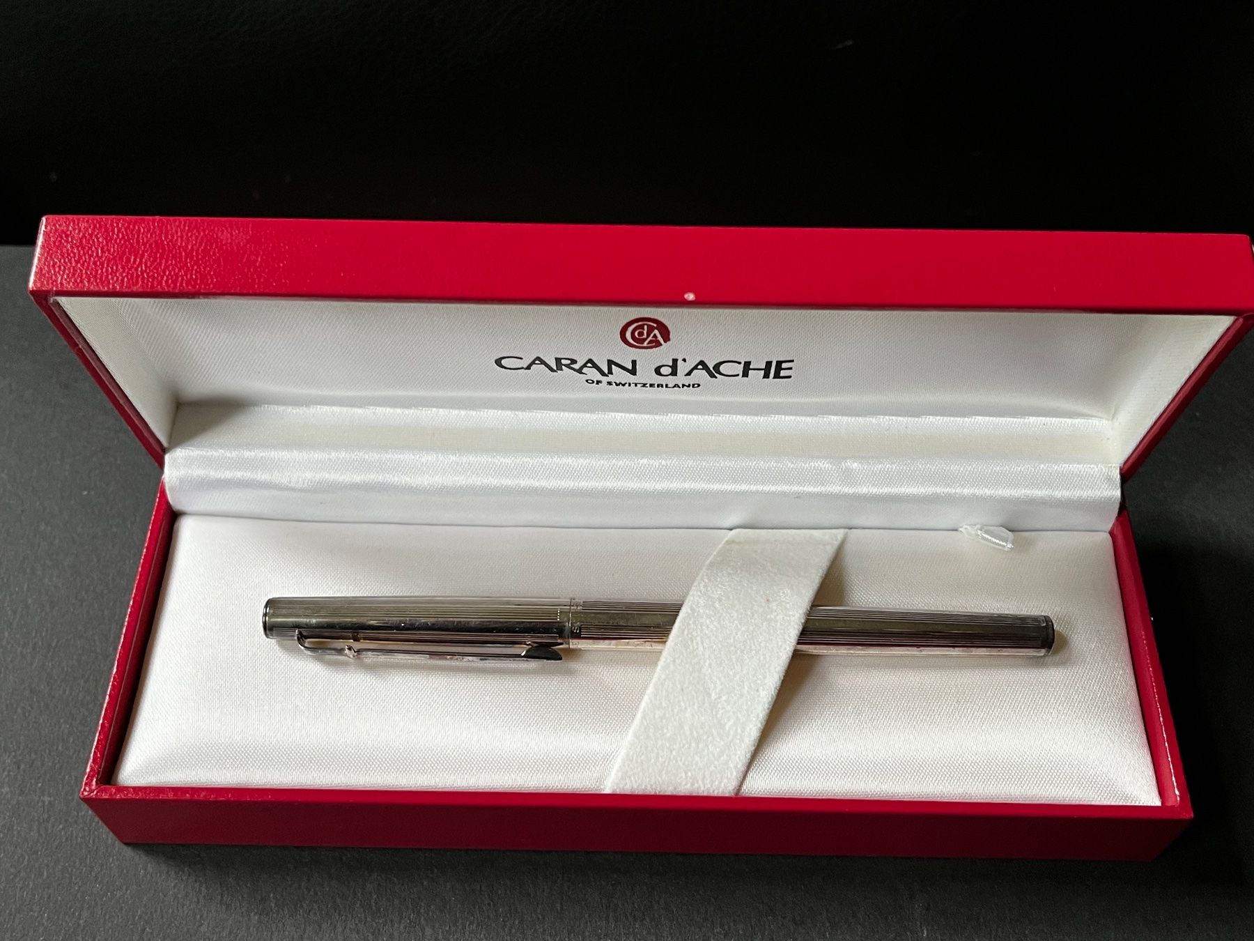 Caran D'Ache Penna & Evidenziatori: Caran d’Ache Tintenroller versilbert - selten – Nuovo e nell'imballaggio originale da Zürich venduto da FV.vintage
