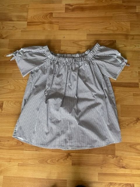 Blusen: 2 x Off Shoulder Blusen,  Grösse S/M – Gebraucht aus Niederweningen von sho_mb8y 1