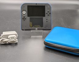 Nintendo 2DS + Ladekabel + Tasche (1289)