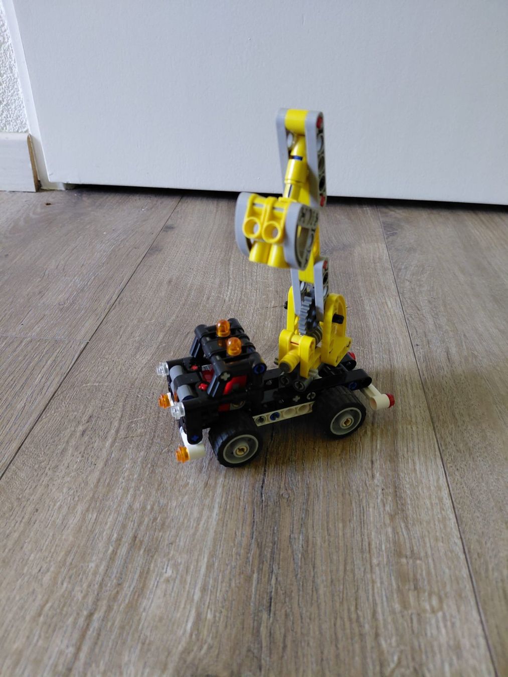 Lego Giocattoli: LEGO Technic 42031 — La camionnette élévatrice – Usato da Eschert venduto da elleajis 4