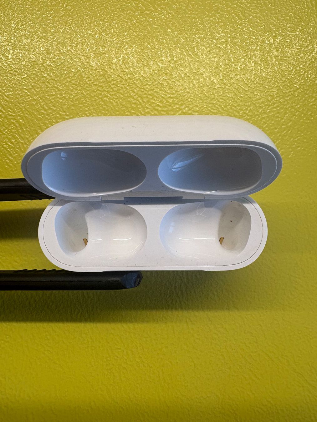 Apple Ladegeräte: Apple AirPods Pro 1 charging case (A2190). – Gebraucht aus Lausanne von sil_2dxk 3