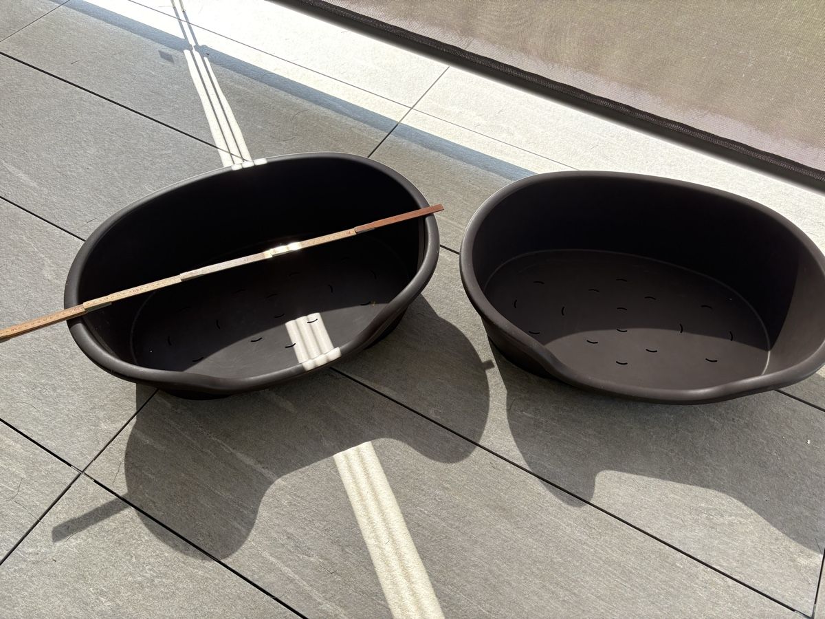 Cucce & Letti: Dog Bed Set, Two Plastic Beds for Small to Medium Dogs – Usato da Liestal venduto da mau_z7lk