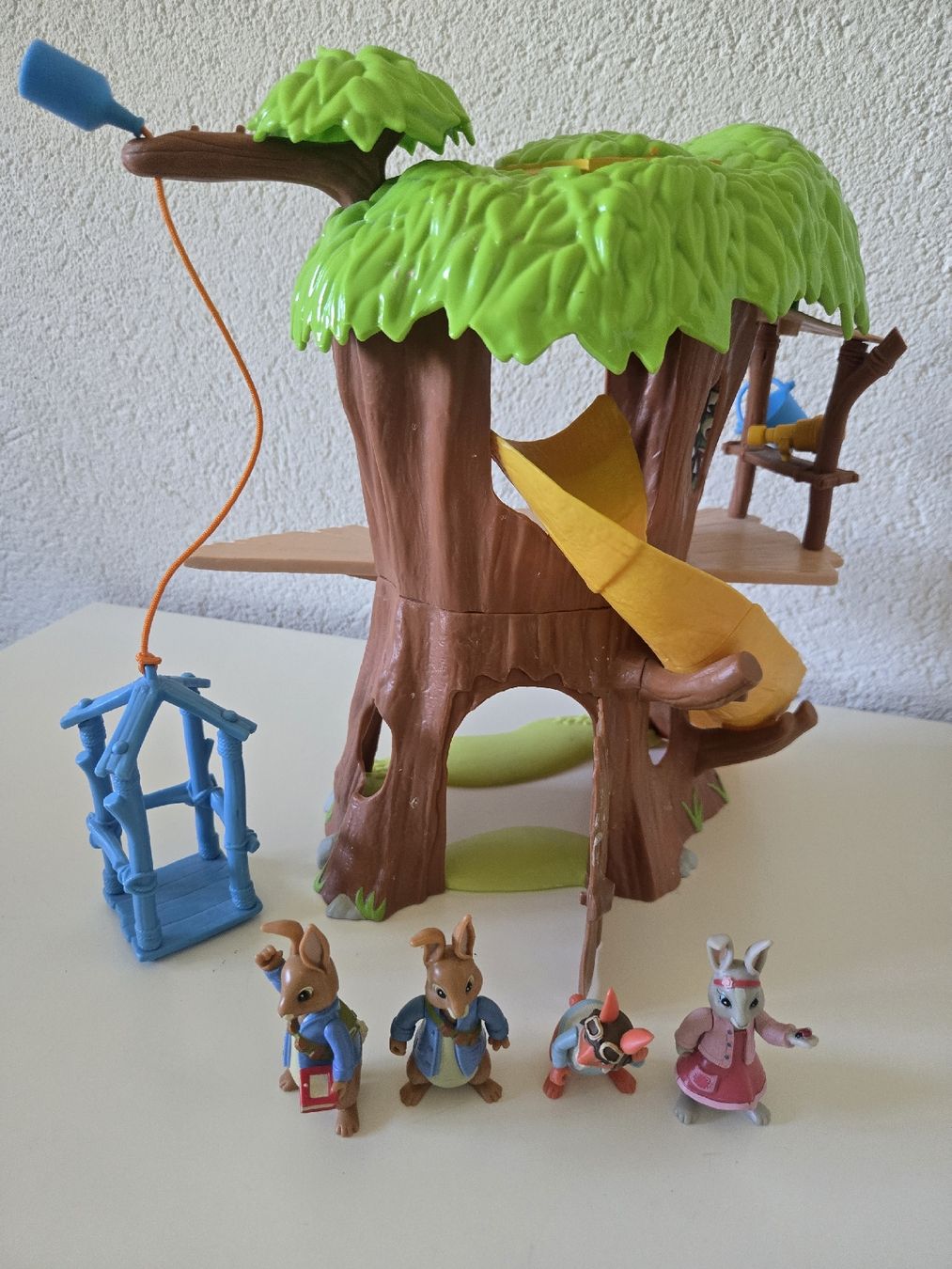 Spielzeuge: Peter Hase Baumhaus mit Figuren – Gebraucht aus Rüschegg Gambach von zbi_7jfh 1