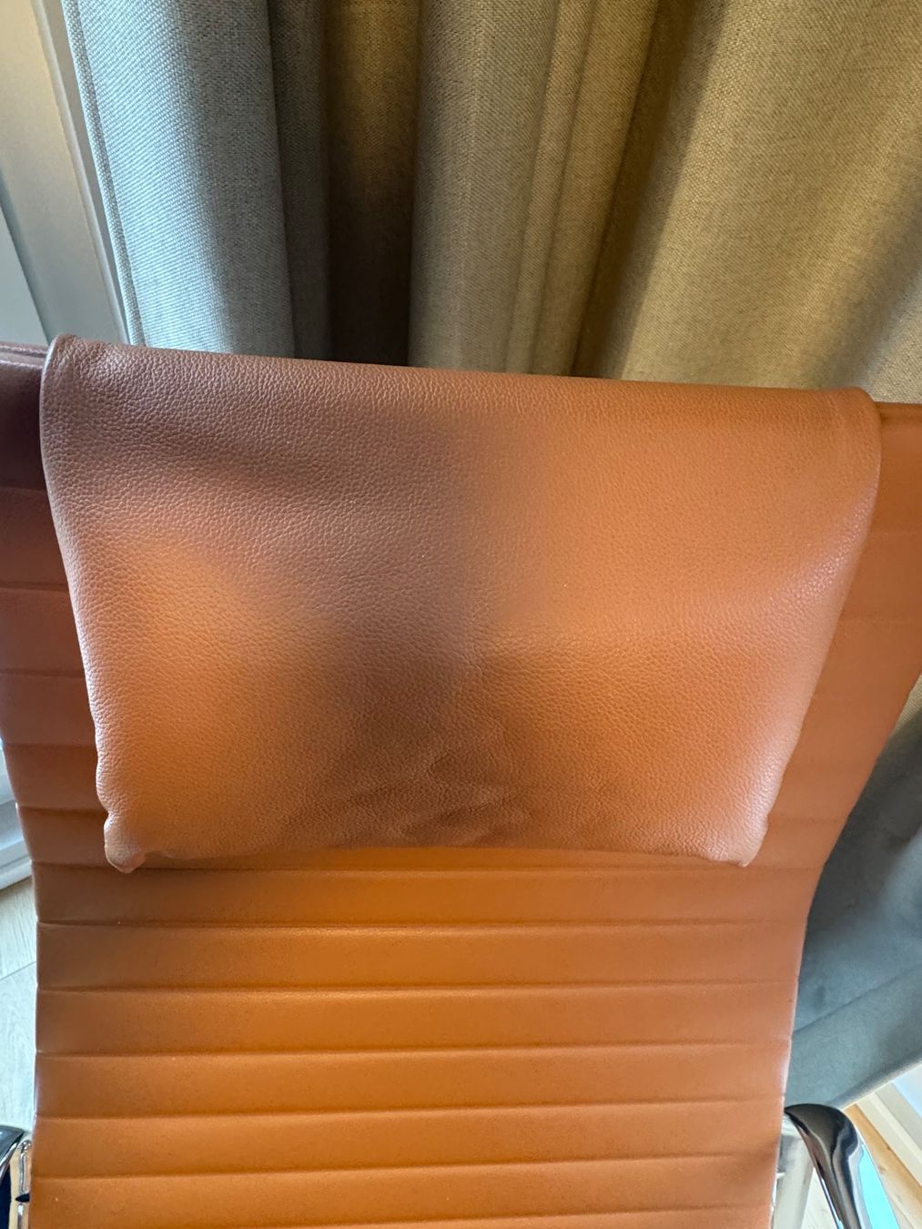 Vitra Poltrone: Vitra Eames Sessel Alu EA124 Cognac mit Ottoman EA125 – Usato da Riehen venduto da Frankauf 8