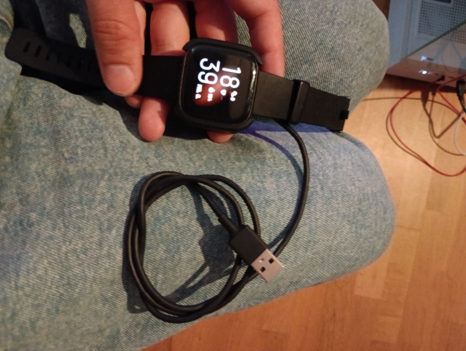 Fitbit Smartwatch: Fitbit Versa 2 Smartwatch mit Ladekabel (Dock) – D'occasion à Zürich par TBG021 1