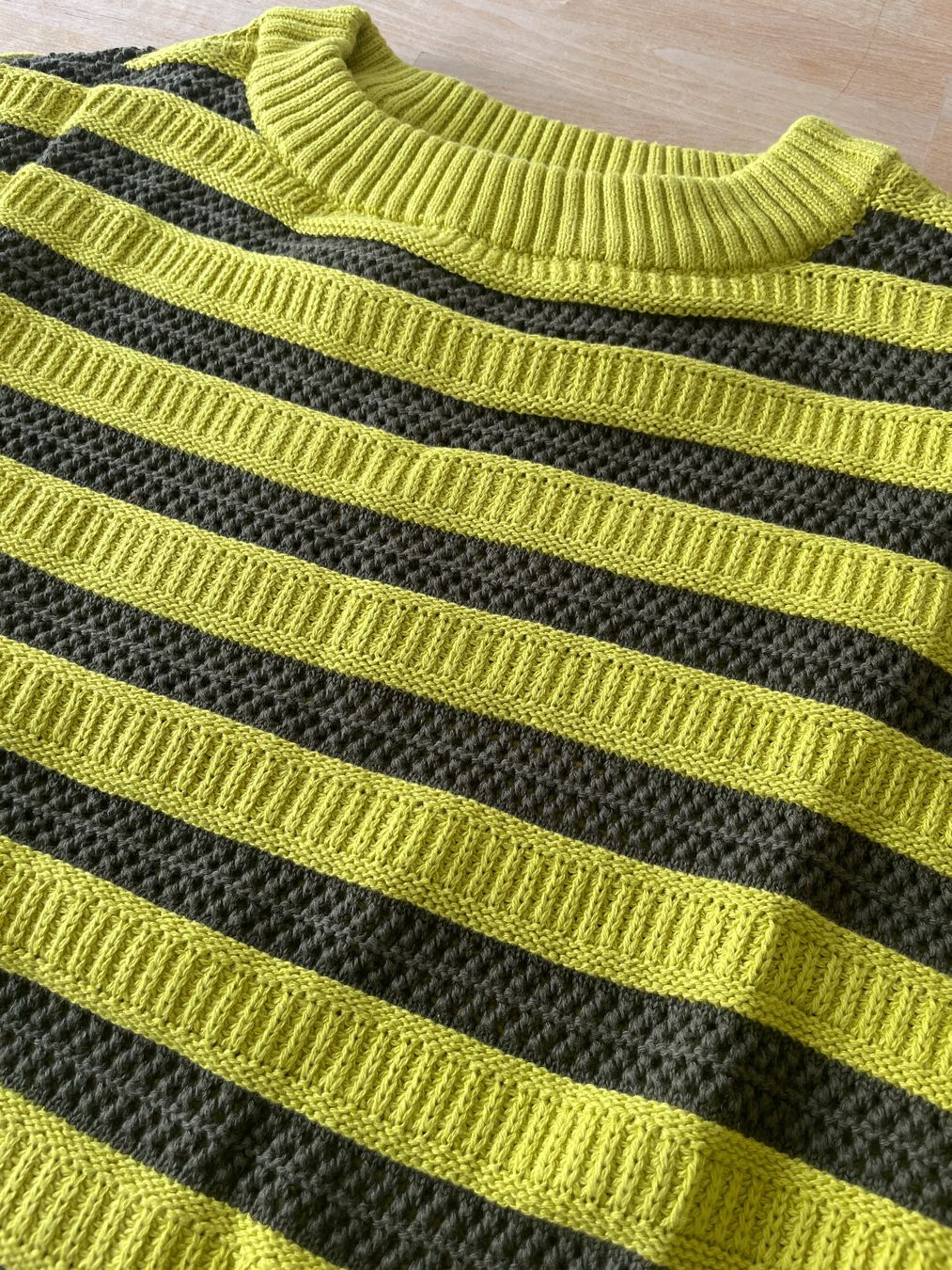 Maglioni & Felpe: Pullover braun/gelb Gr. 44/46 – Nuovo (secondo la descrizione) da Sursee venduto da Schriftgestalter 1