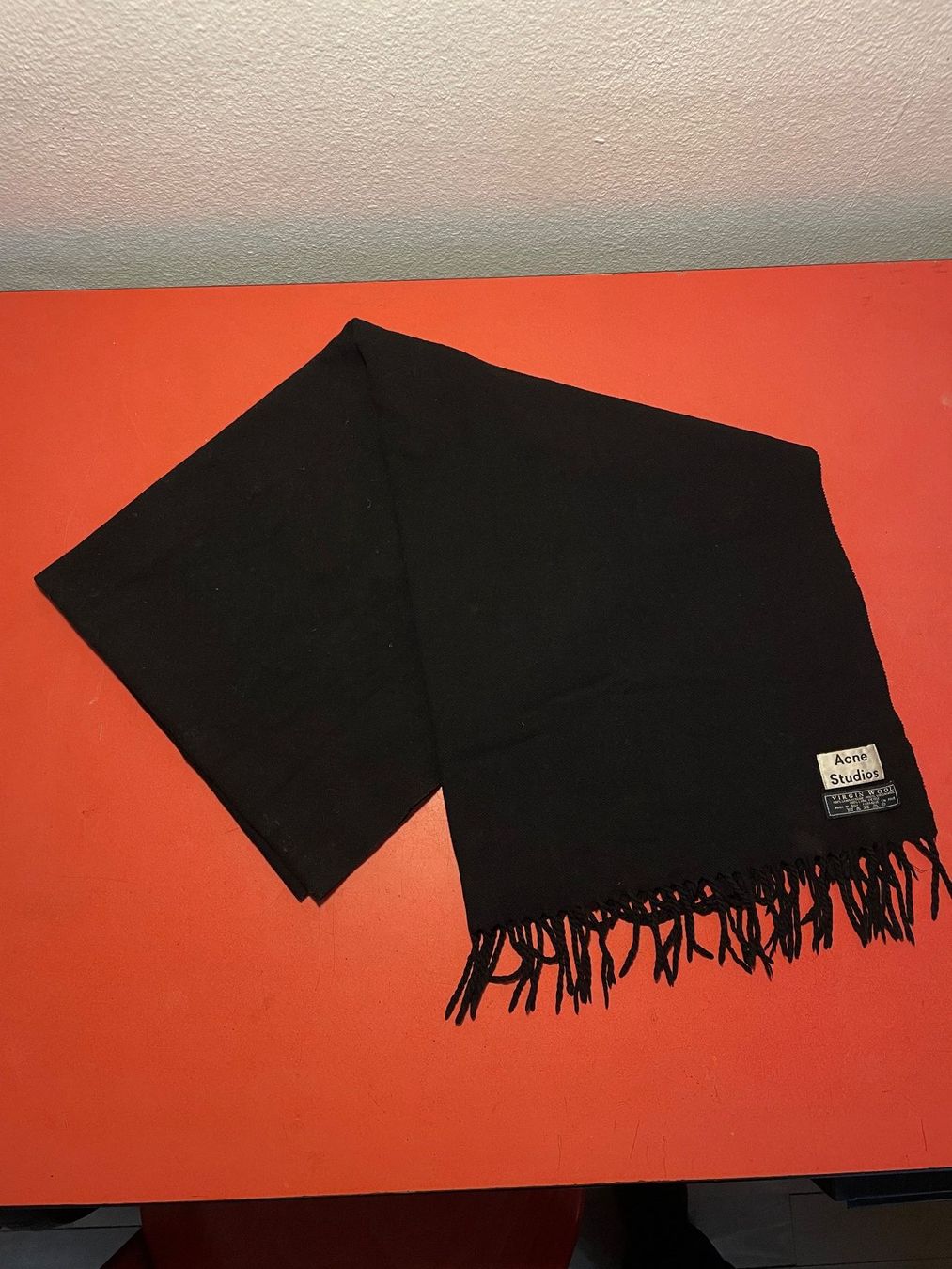 Acne Studios Foulard & Sciarpe: Acne Studios Schal aus reiner Schurwolle – Usato da Zürich venduto da Jona.B