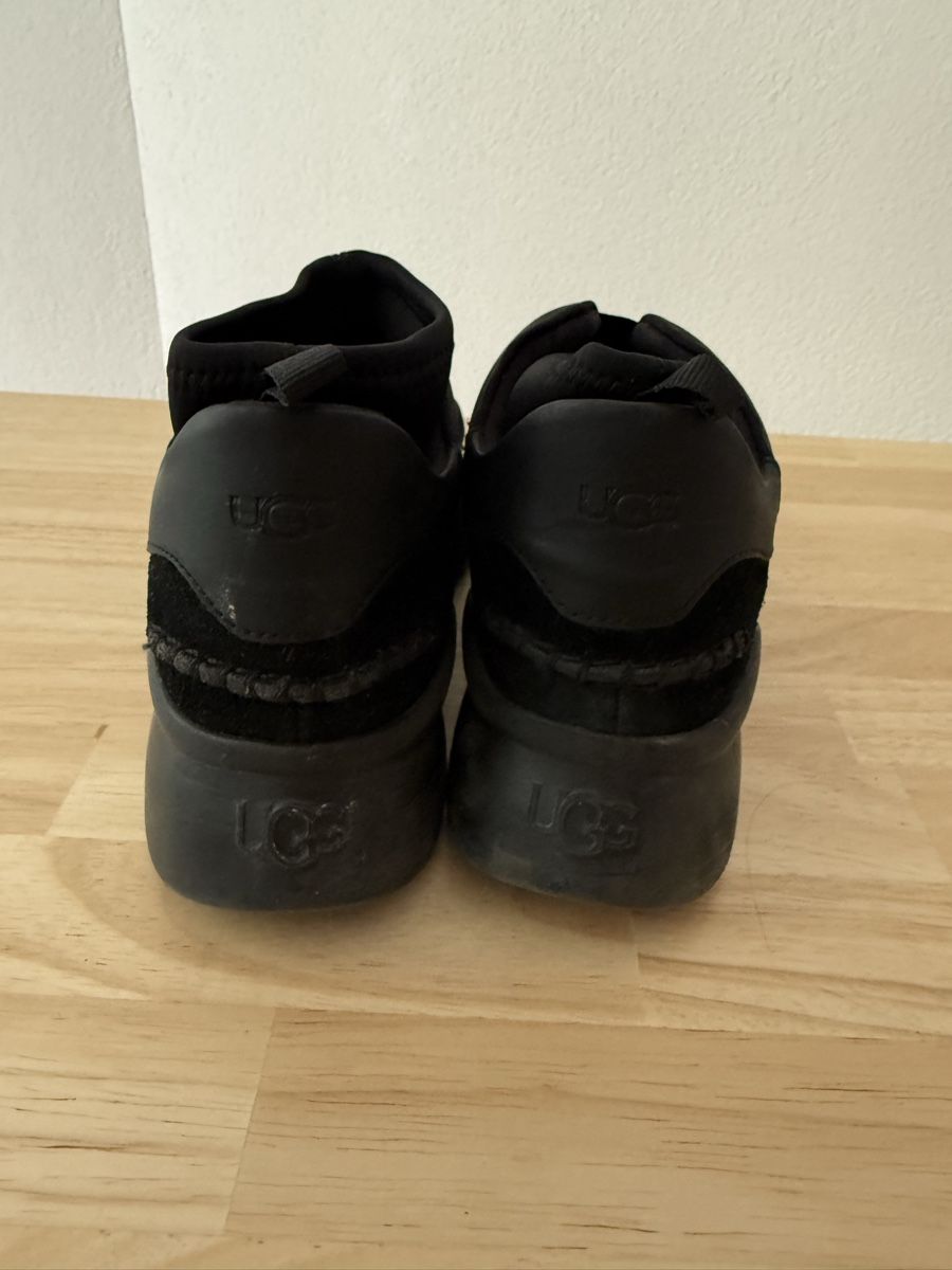 Scarpe da donna: Black UGG slip-on sneakers – Usato da Zürich venduto da mag_l22q