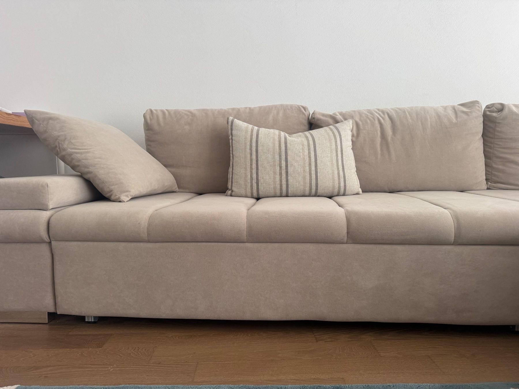 Divani: Wohnlandschaft / Ecksofa in Beige / Samtweiss – Usato da Wohlenschwil venduto da koe_fhd9 5