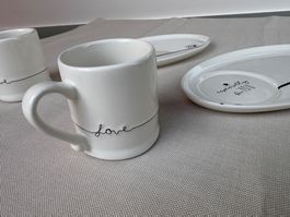 Zwei edle Love-Kaffeetassen mit Tablett (weiss)